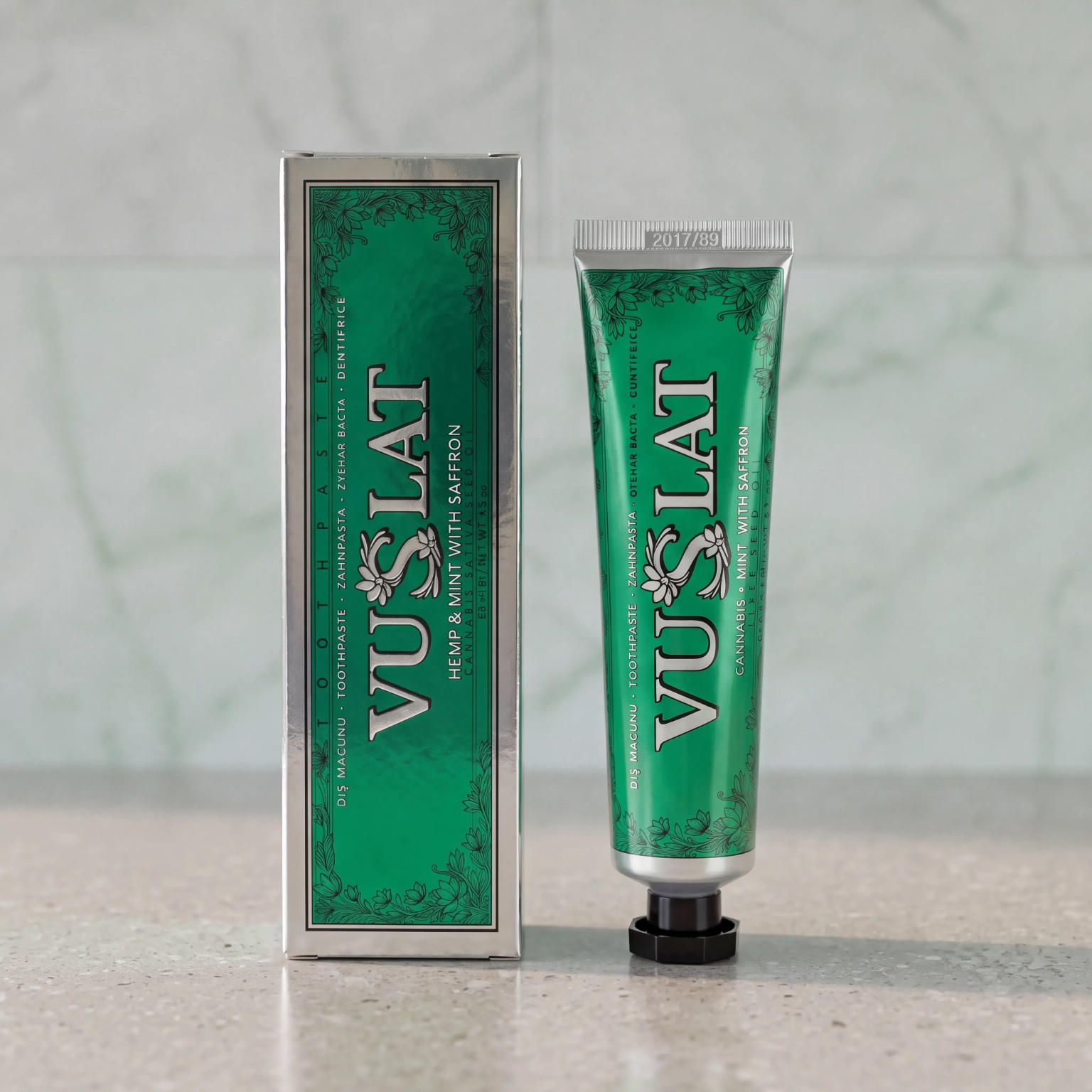 Vuslat Hemp & Mint tüpü ve kutusu, taş zeminde
